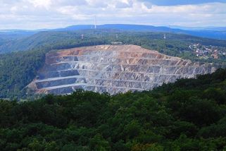 Zbraslav není jen zásobárna kamene. Má kvůli rozšíření lomu zmizet dalších 34 hektarů krajiny? - Médium.cz